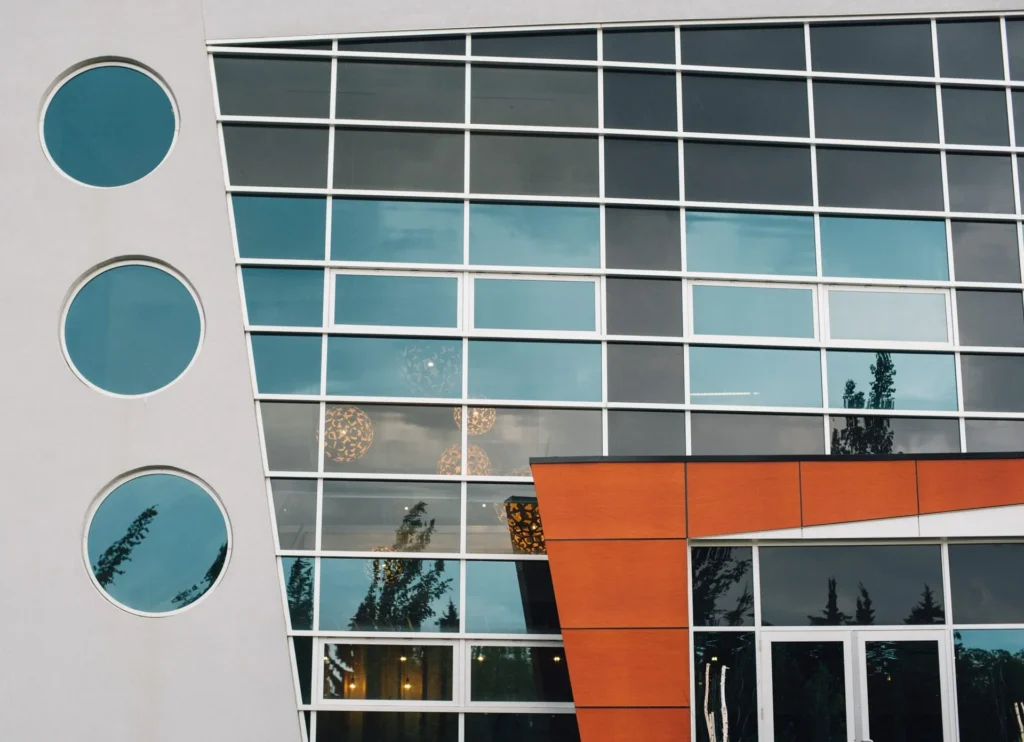 بهترین شیشه در نمای کرتین وال اهمیت مقاومت نمای کرتین وال در برابر باد