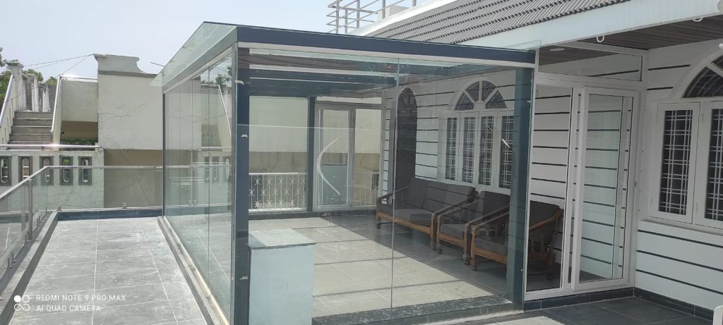 اتاق شیشه ای روی پشت بام