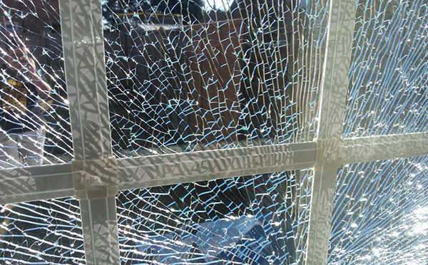 شکسته شدن شیشه سکوریت 